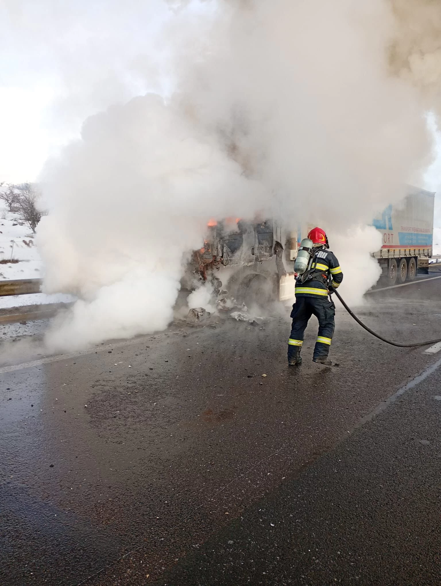 Incendiu violent pe A1: un TIR încărcat cu aparate frigorifice a luat foc în mers!Intervenție de urgență a pompierilor!