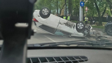 Dezastru ! O mașină cu un copil de 10 ani s-a răsturnat în mijlocul străzii.!