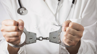 Alertă națională! Peste 30.000 de români au căzut în capcana „medicilor” falși!!!