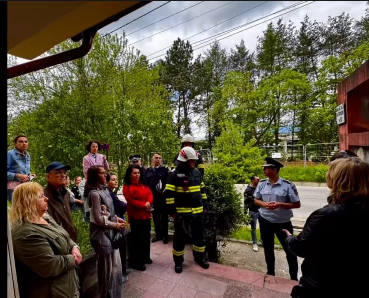 Alertă maximă în Câmpulung! Locatarii unui întreg bloc, evacuați de urgență și băgați în adăposturi!