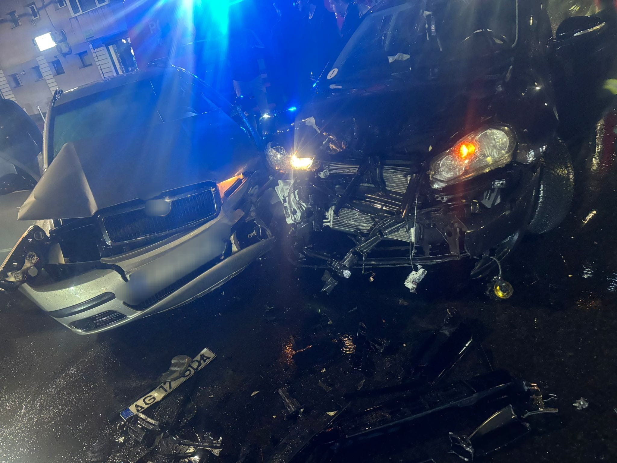 Accident înfiorător în centrul Piteștiului! Două mașini făcute praf!