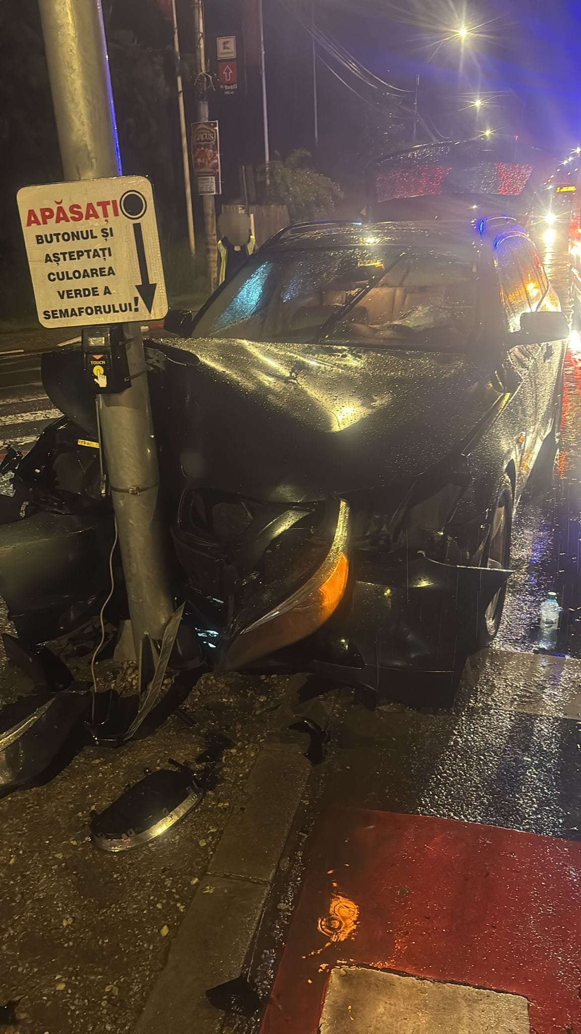 Pitești. Accident grav în Nord! A intrat cu mașina în stâlp!
