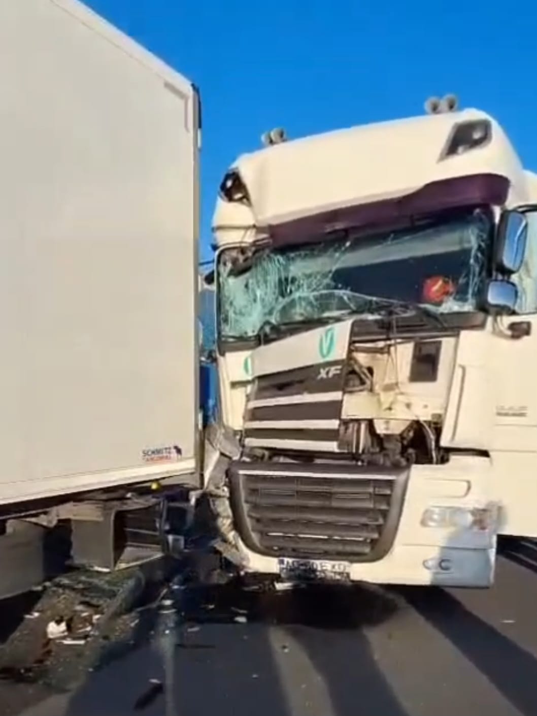 Bilanțul accidentului cu trei autotrenuri de pe A1: o persoană a fost monitorizată medical, pompierii au prevenit un posibil incendiu