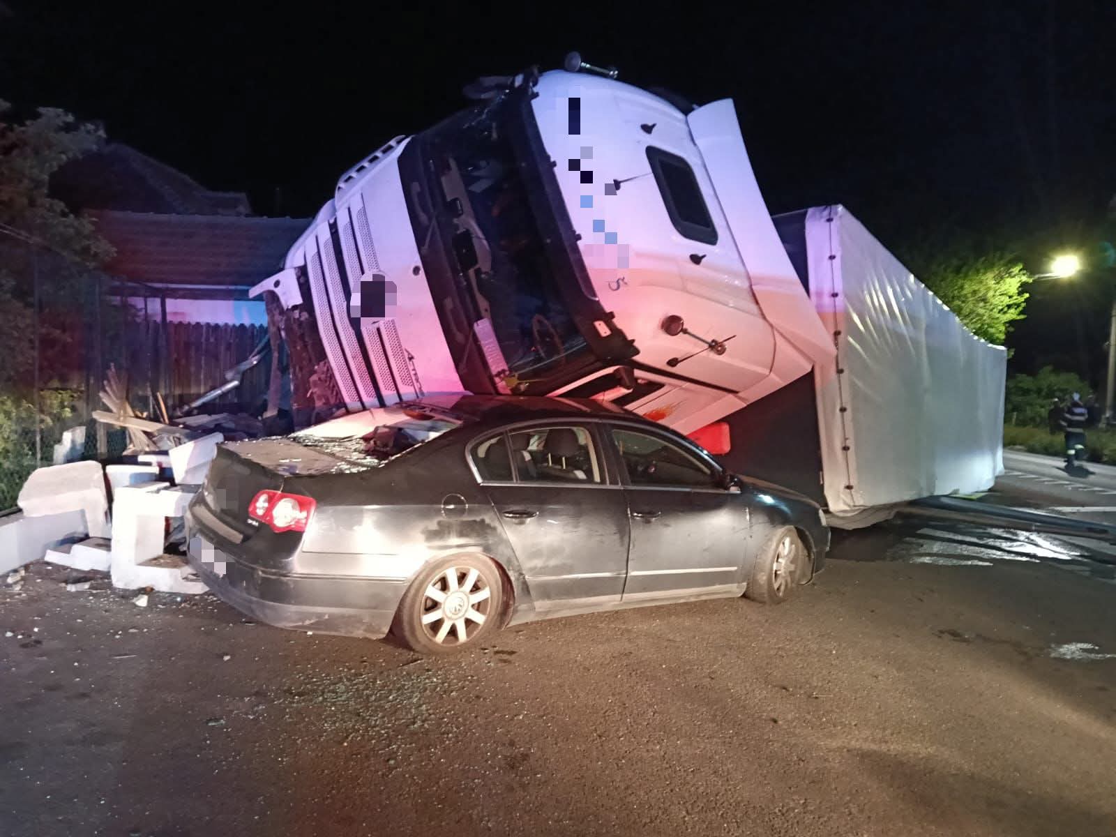 Dezastru pe DN7 în acest moment! O mașină a fost strivită de un TIR plin cu energizante