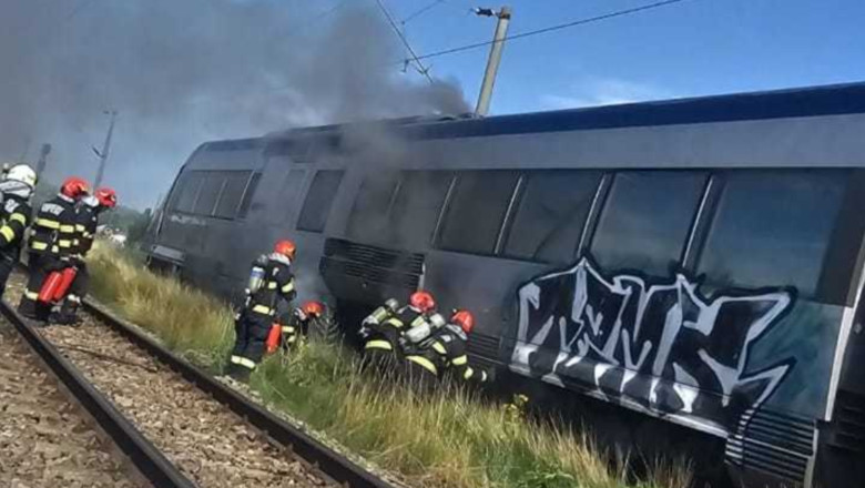 Tren plin cu pasageri, cuprins de flăcări violente pe DN7. Oamenii au fugit disperați din calea morții!