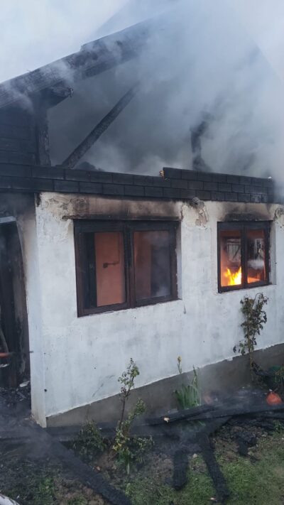 Incendiu devastator în Bughea de Sus!o casă a fost mistuită de flăcări înainte de sosirea pompierilor!!!