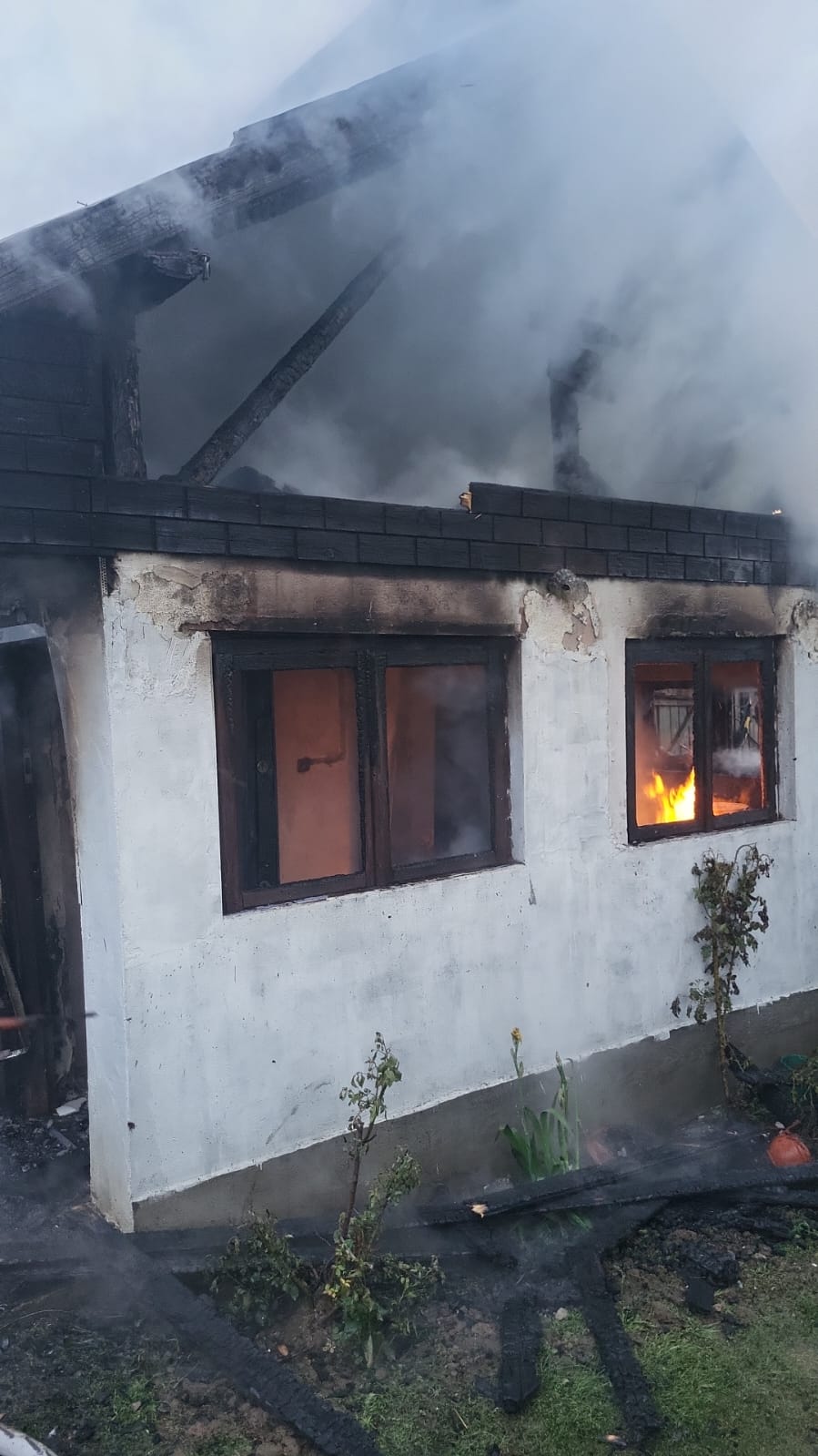 Incendiu devastator în Bughea de Sus!o casă a fost mistuită de flăcări înainte de sosirea pompierilor!!!