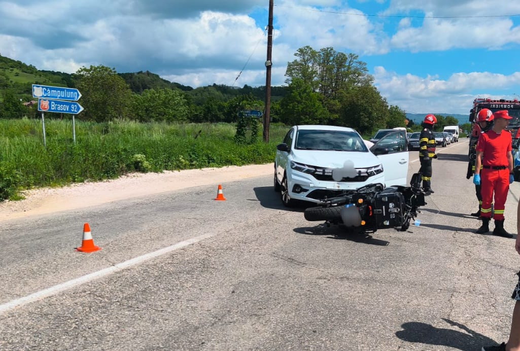 Impact violent între o mașină și o motocicletă în Argeș