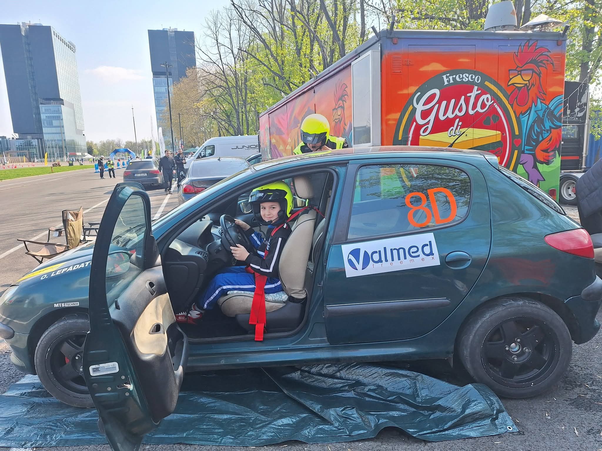 Are doar 9 ani și a uimit întreaga țară! Secretul incredibil al puștiului câmpulungean care face legea pe circuit fără să fi atins vreodată un simulator!