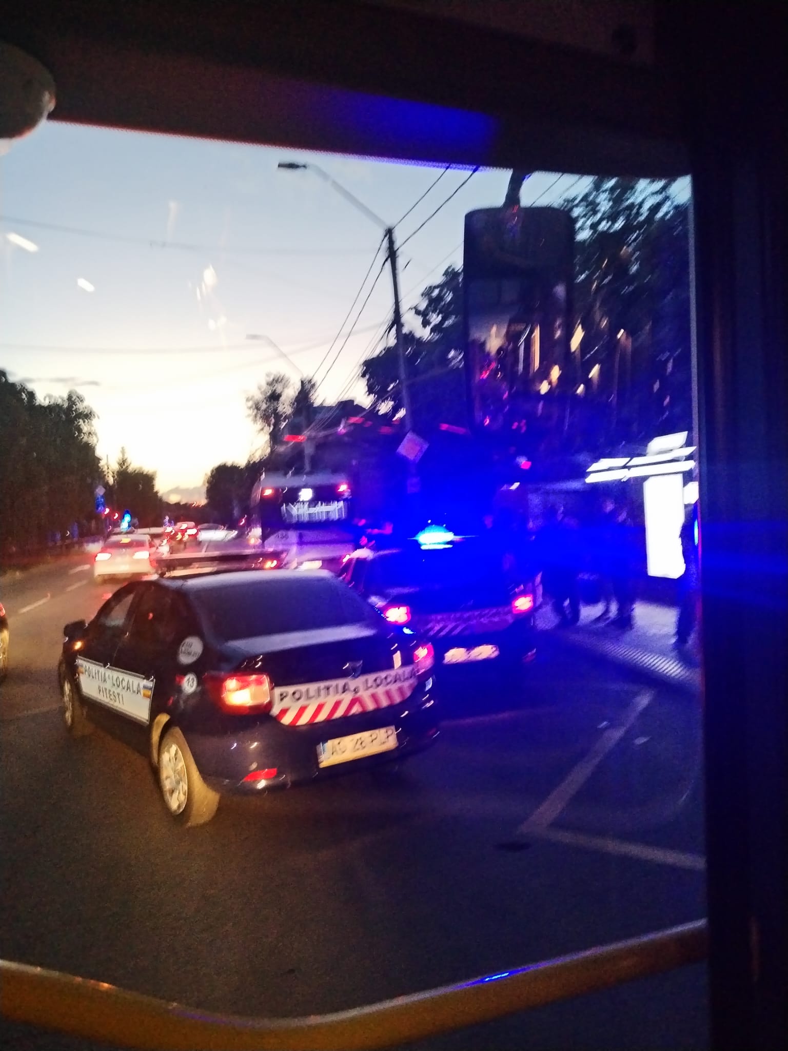 Incredibil! O femeie a atacat șoferul autobuzului Publitrans cu spray paralizant în zona Teatrului Davila! Clipe de groază printre călători!