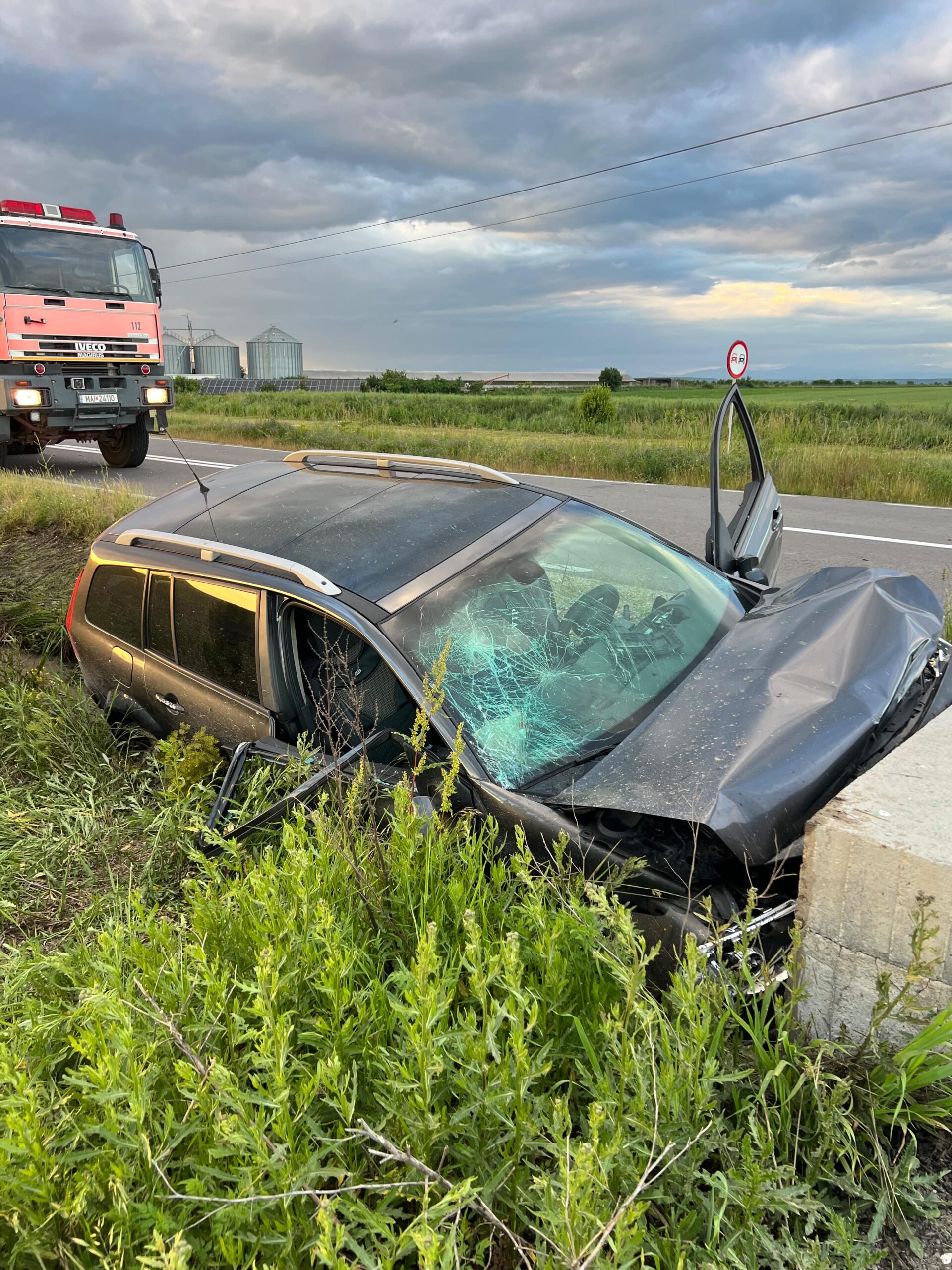 Șoc în Argeș! Un autoturism a plonjat într-un șanț, iar șoferul a rămas blocat în interior!!!