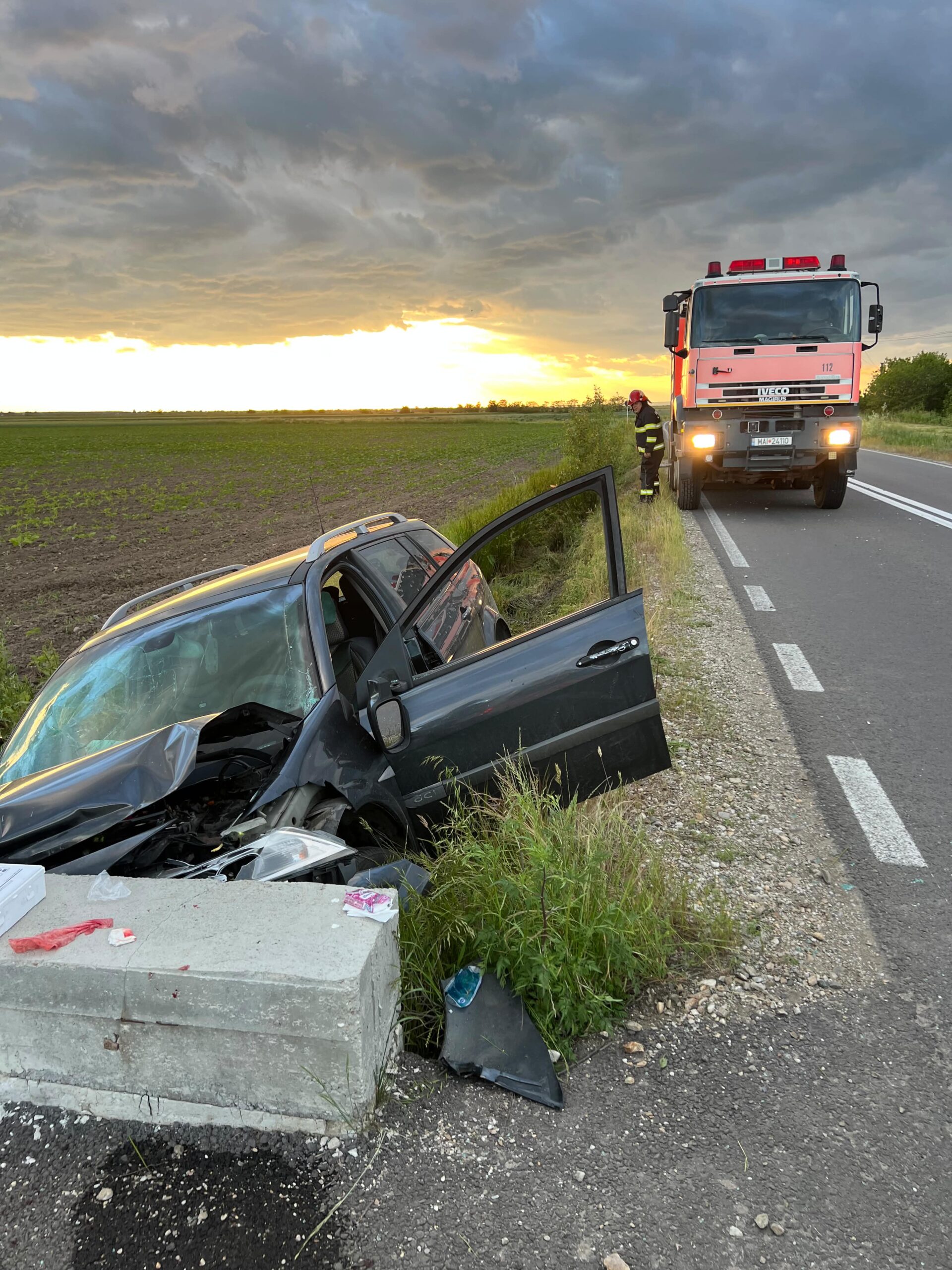 ULTIMA ORĂ! Mașină răsturnată la Rociu. Pompierii și ambulanțele au intervenit de urgență!