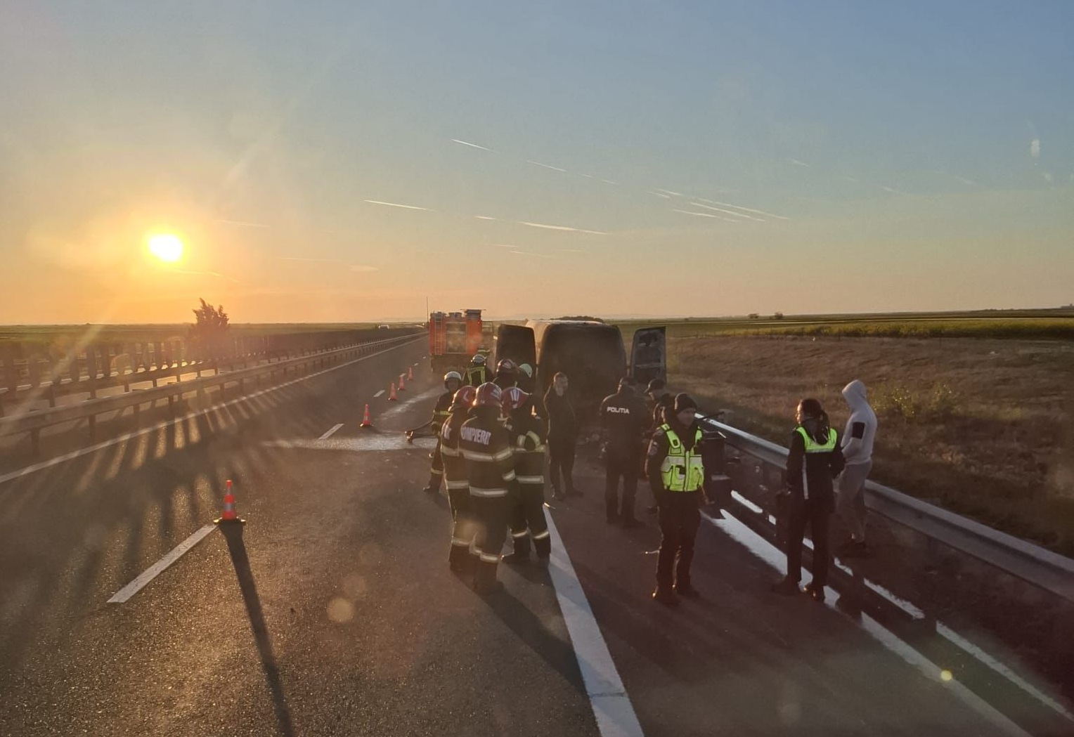 Prăpăd pe A1! O dubă plină cu mobilă a ars ca o torță la prima oră. Ce au găsit pompierii la fața locului la ora 06:00