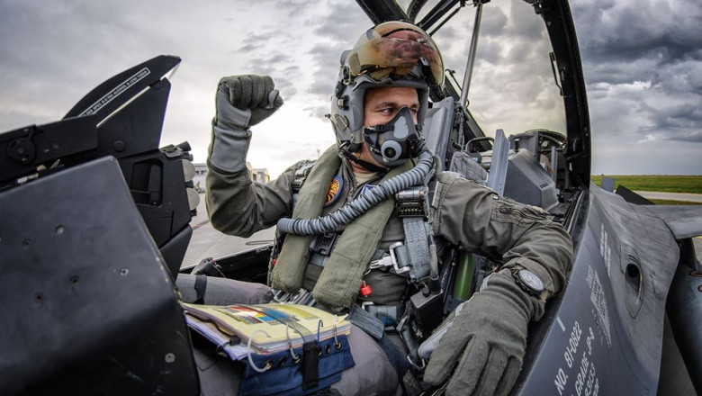 Erou în misiunea NATO! pilot român decorat după interceptarea unei drone în Estonia!