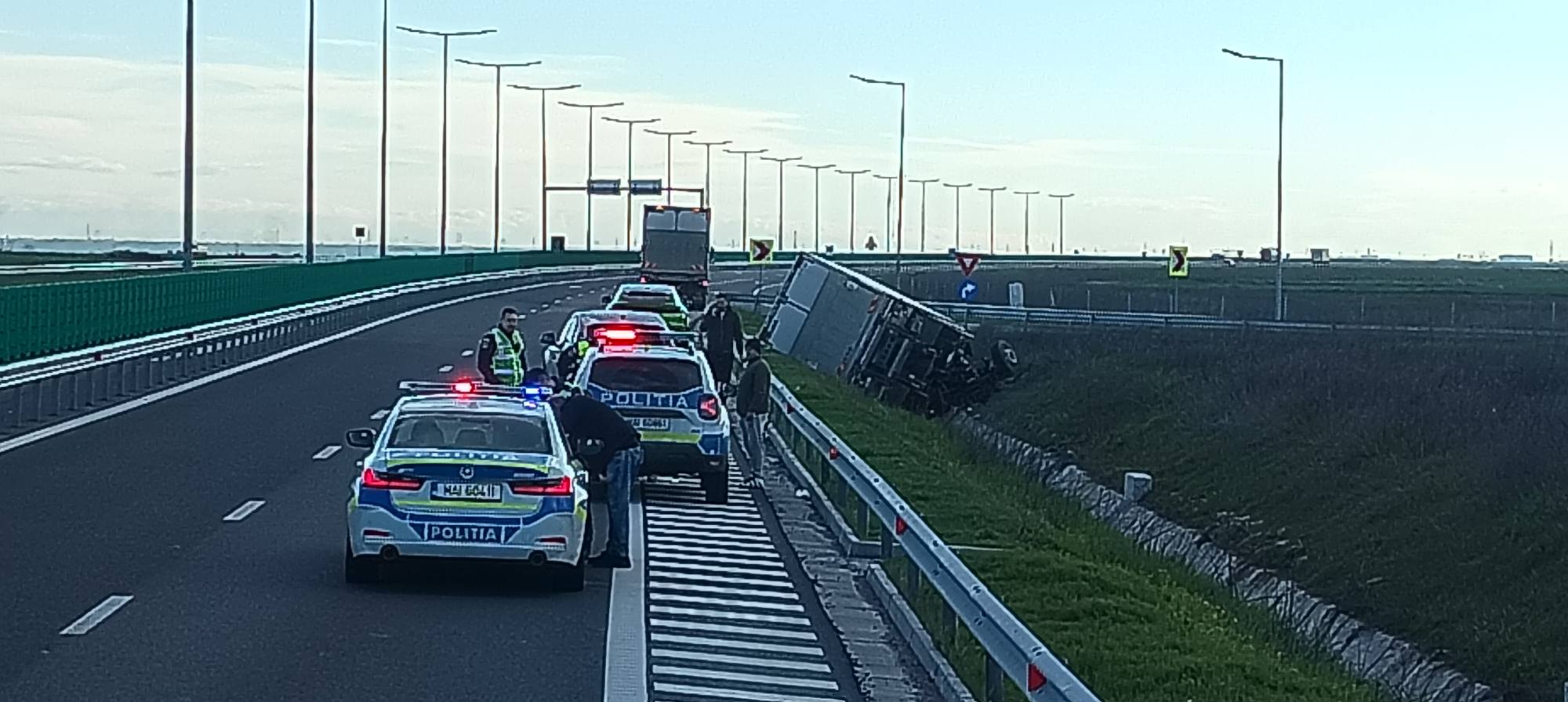 ACUM. Accident înfiorător pe DEx12 Pitești-Craiova! Impact devastator între un camion și un autoturism!