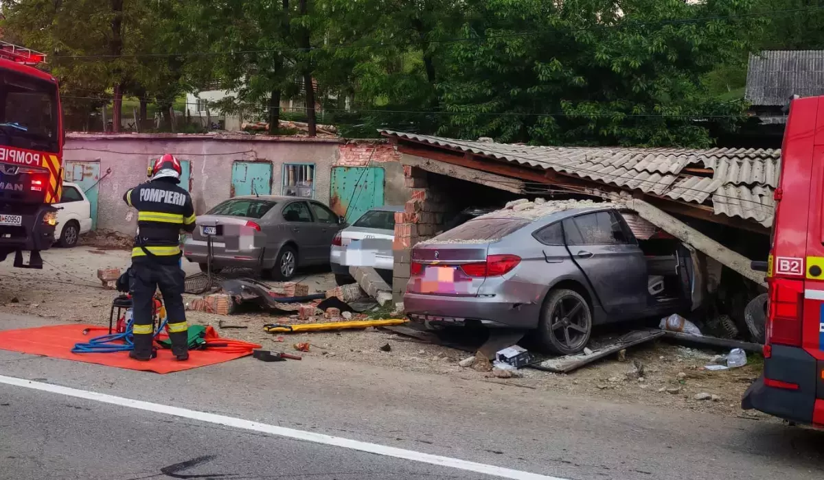 ACUM! Accident cumplit! A zburat cu mașina într-o casă! Două persoane GRAV rănite!