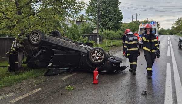 Accident înfiorător! Mașină răsturnată, 5 persoane GRAV rănite! Printre victime se află și copii!