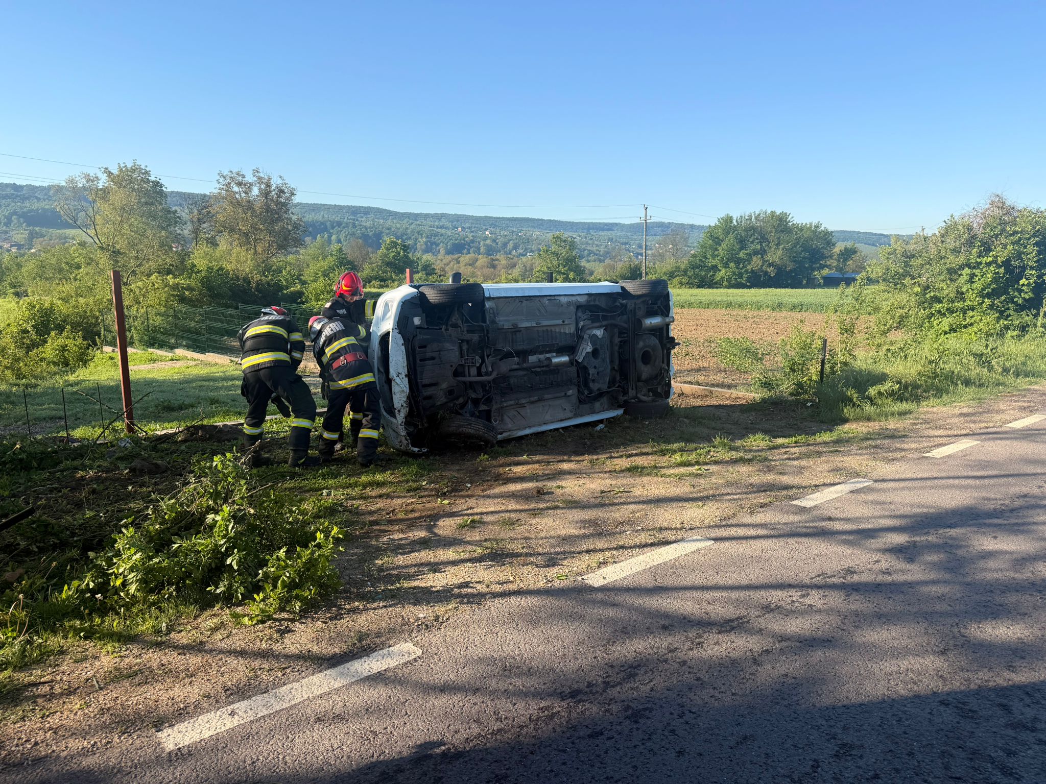 ACUM. Accident CUMPLIT în Argeș. Mașină răsturnată! Intervine SMURD!