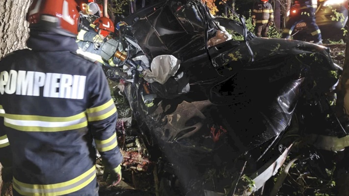 Accident ÎNFIORĂTOR! Doi tineri proiectați metri întregi pe asfalt! Unul a MURIT pe loc!