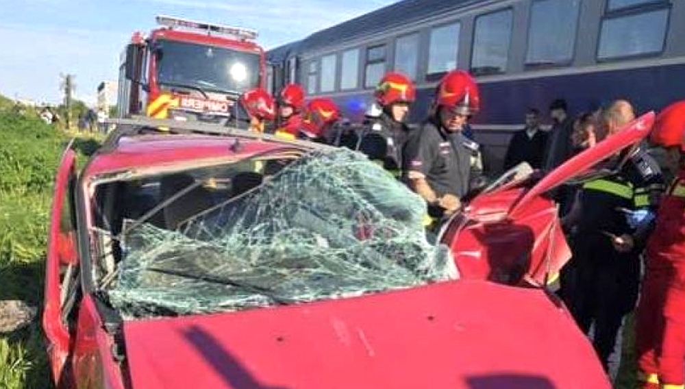 Tragedie! Un bărbat și o femeie au murit pe loc după ce trenul le-a spulberat mașina! Imagini de coșmar!