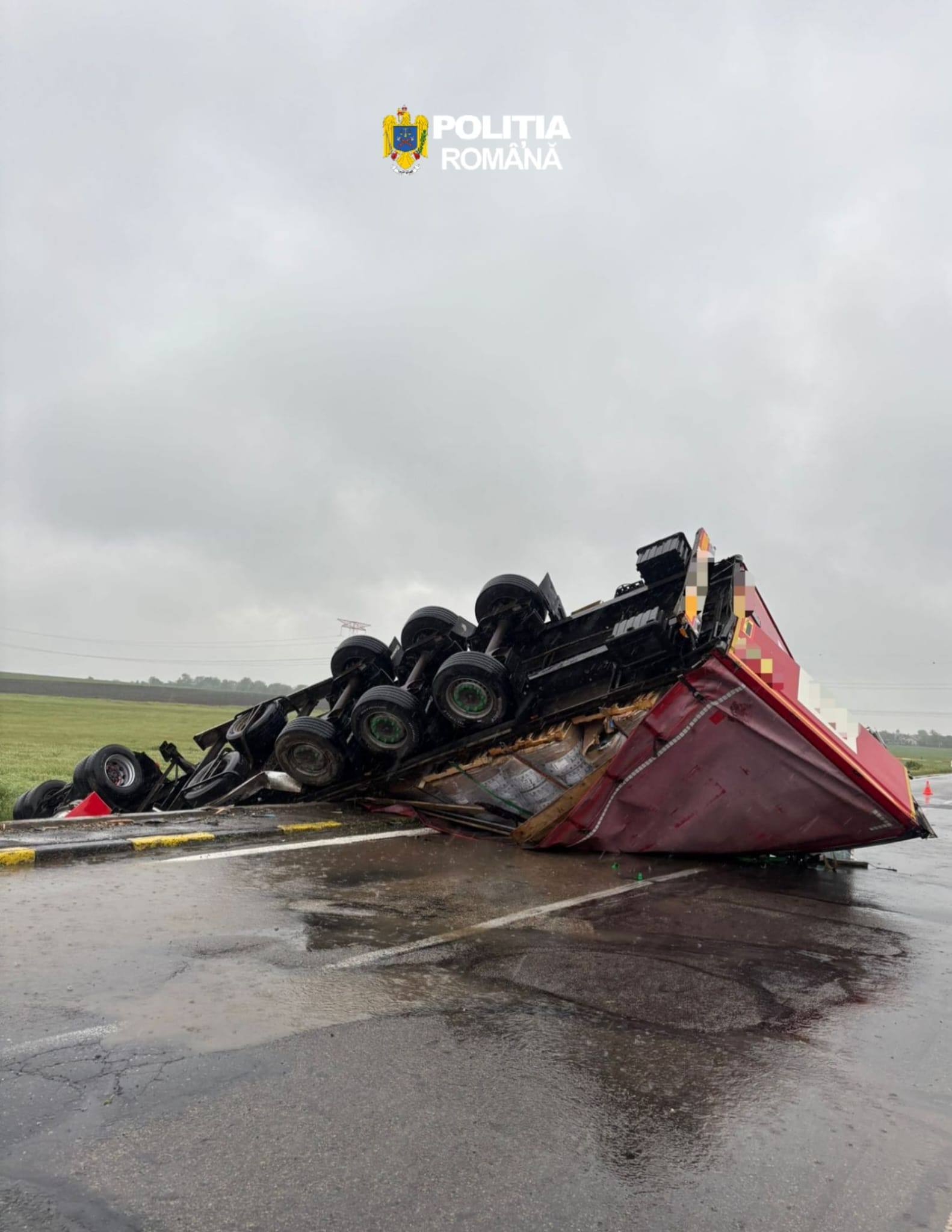 Dezastru pe DN21!! Un camion a zburat de pe șosea după un impact violent cu un autoturism!!!