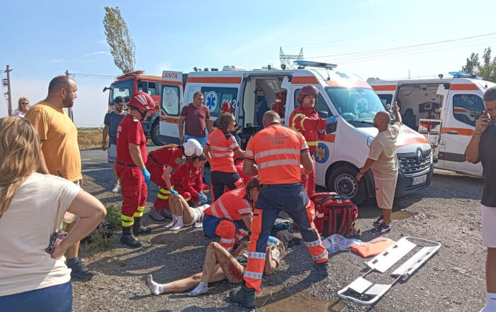Accident ÎNFIORĂTOR! Doi tineri proiectați metri întregi pe asfalt! Unul a MURIT pe loc!