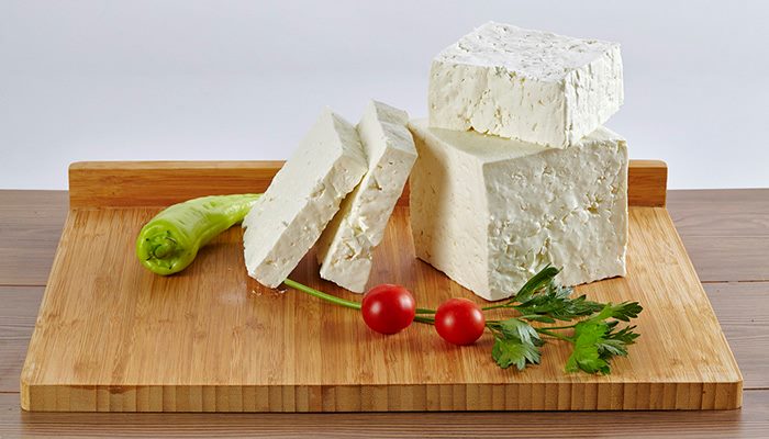Plătești dublu pentru o minciună! Escrocheria uriașă descoperită în brânza de oaie!!!Branza de oaie din lapte de vaca!!