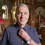 Călin Georgescu, apariție șoc la biserica unde semna controlul judiciar! Ce a făcut liderul suveranist în fața mulțimii de oameni!