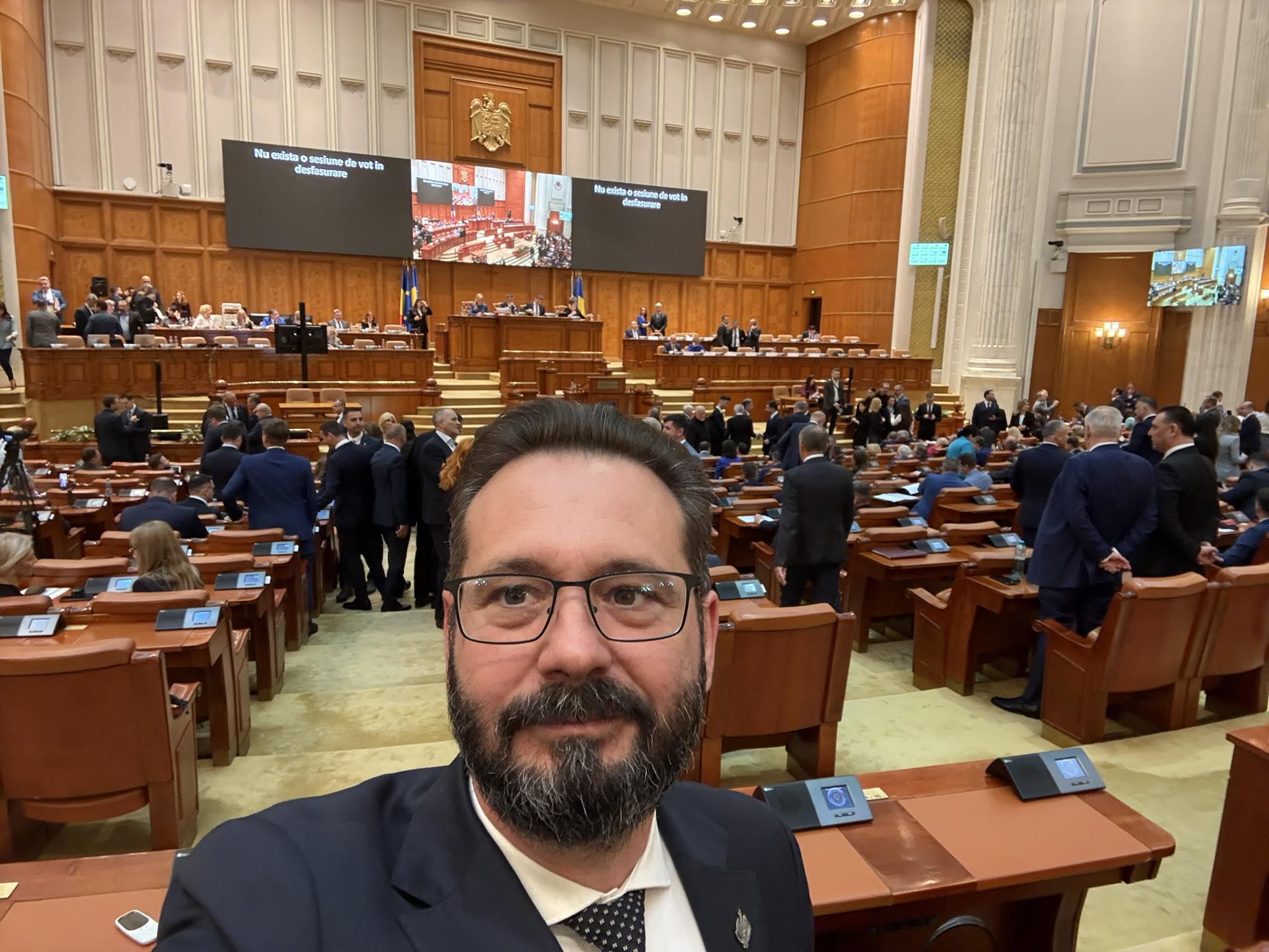 Senatorul Mihai Coteț: „Astăzi, stai cu ochii pe parlamentarul tău și spune-mi cum a votat! Astăzi se face recensământul ,,patrioților”!