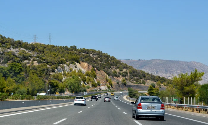 Alertă pentru toți românii care merg în Grecia cu mașina! Se schimbă legea: Ce trebuie să ai obligatoriu în portbagaj ca să nu iei amendă?