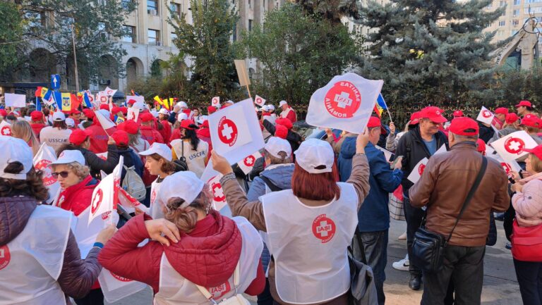 CONFLICT în sistemul SANITAR: Guvernul PROPUNE sporuri de 50% în noua LEGE a salarizării, iar SINDICATELE amenință cu greva generală