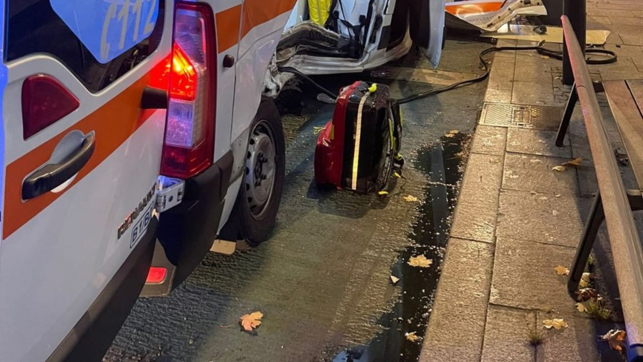 Dezastru în curtea Ambulanței! O doctoriță de 74 de ani a „zburat” cu mașina peste alte trei autoturisme!