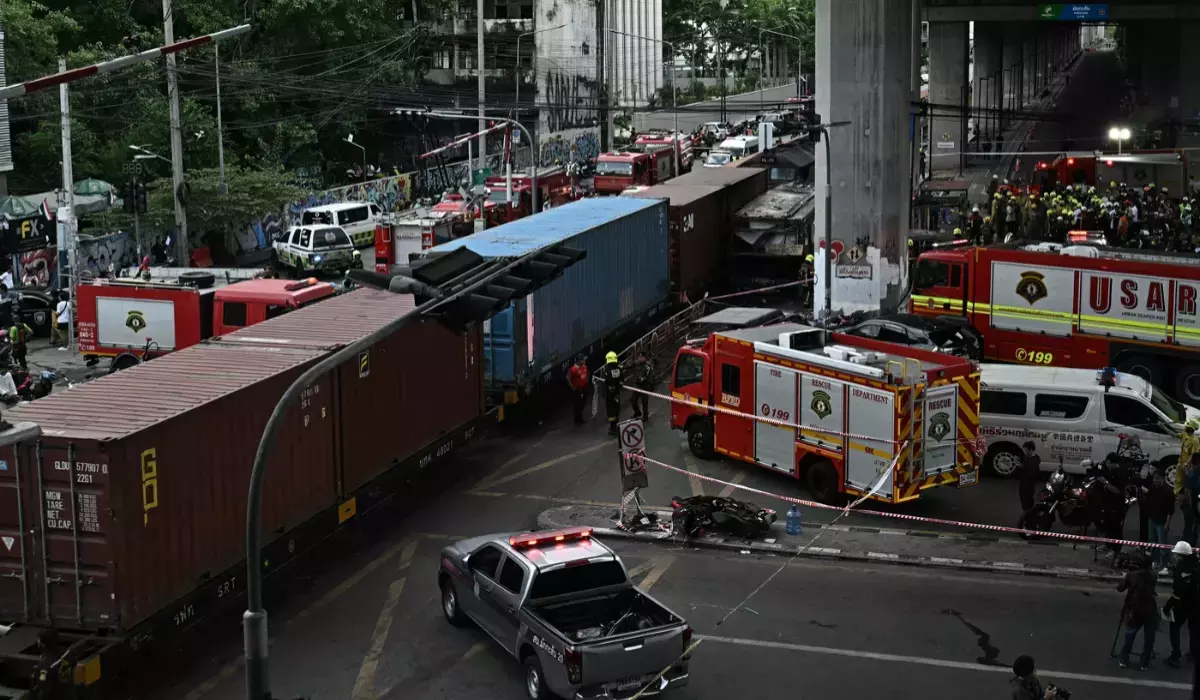 Iadul pe pământ! Un tren a spulberat un autobuz plin cu oameni! Imaginile care au șocat întreaga lume!