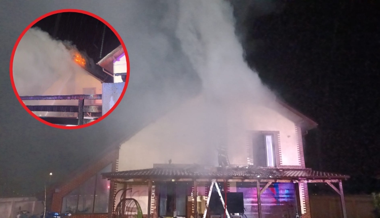 Argeș. Vilă cuprinsă de flăcări! Incendiu devastator după fulgerele de noaptea trecută!