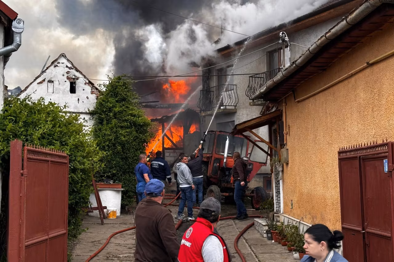 INCENDIU DEVASTATOR! Localitate în flăcări și mobilizare uriașă de forțe: „Focul se extinde cu repeziciune!”