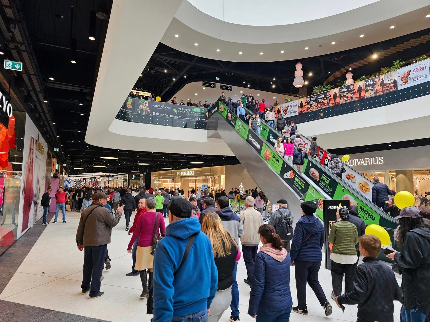 Panică totală la Argeș Mall! Un copil s-a prăbușit brusc sub privirile îngrozite ale tuturor!