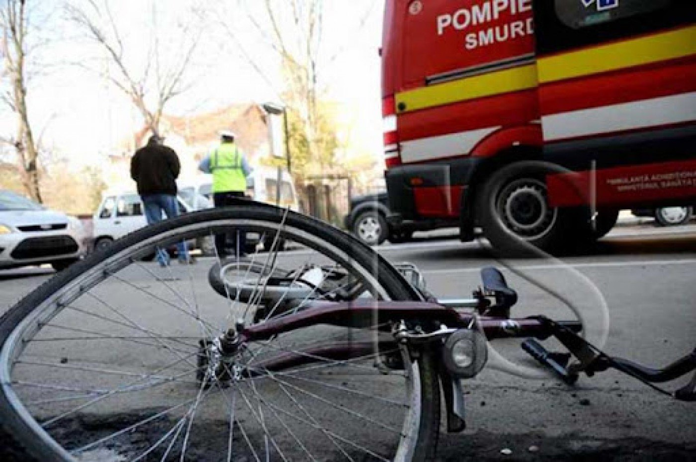 SCENE DE GROAZĂ ÎN TRAFIC! Două tinere, atacate cu brutalitate de un biciclist!!!