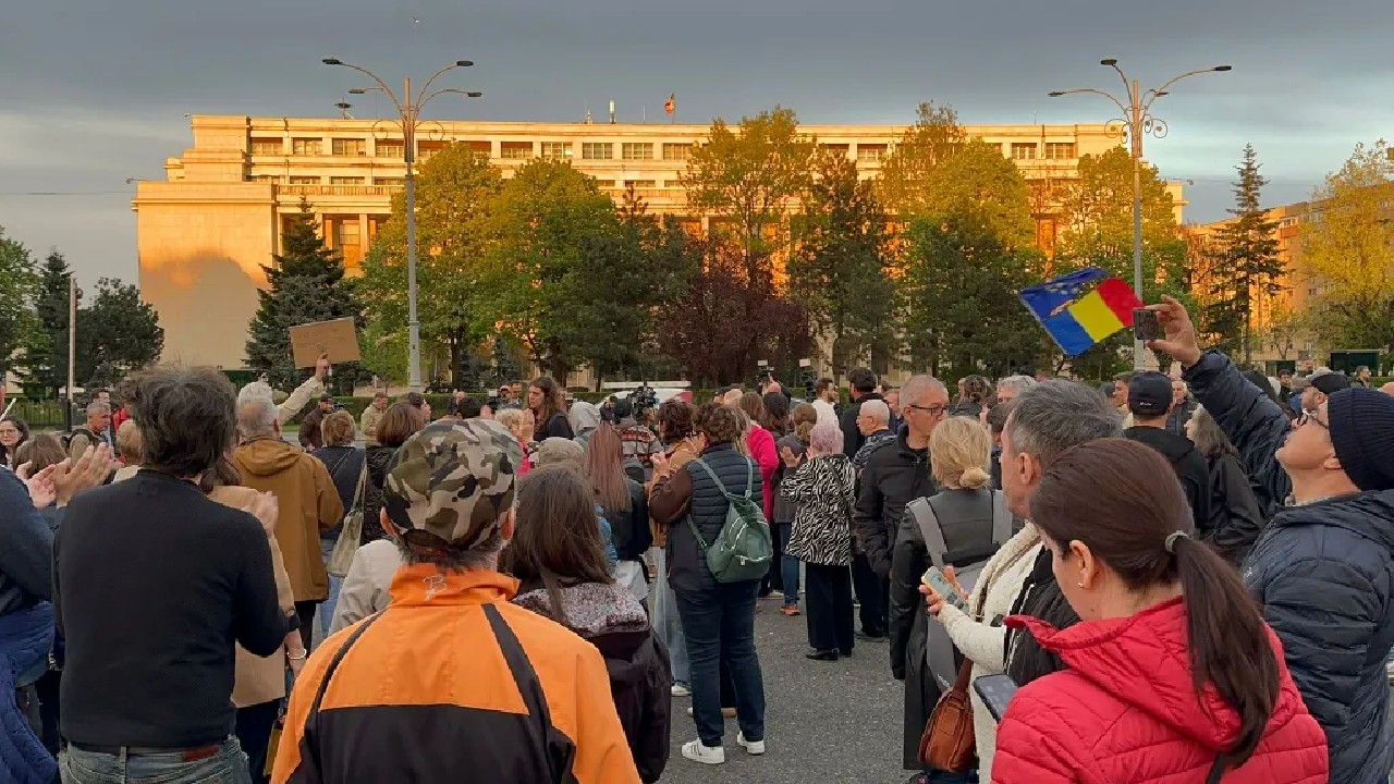 Vestea momentului despre Ilie Bolojan! Ce au făcut românii în Piața Victoriei chiar înaintea moțiunii de cenzură