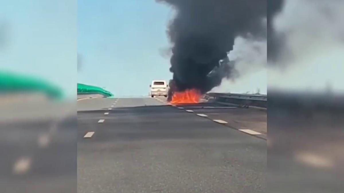 Flacari uriase pe A1!!!Autoutilitara a luat foc!Se intervine de urgenta!