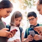Alarmant! Câte ore petrec copiii români pe internet și cât de puțin timp mai stau cu părinții: Cifrele care îi vor speria pe toți adulții!