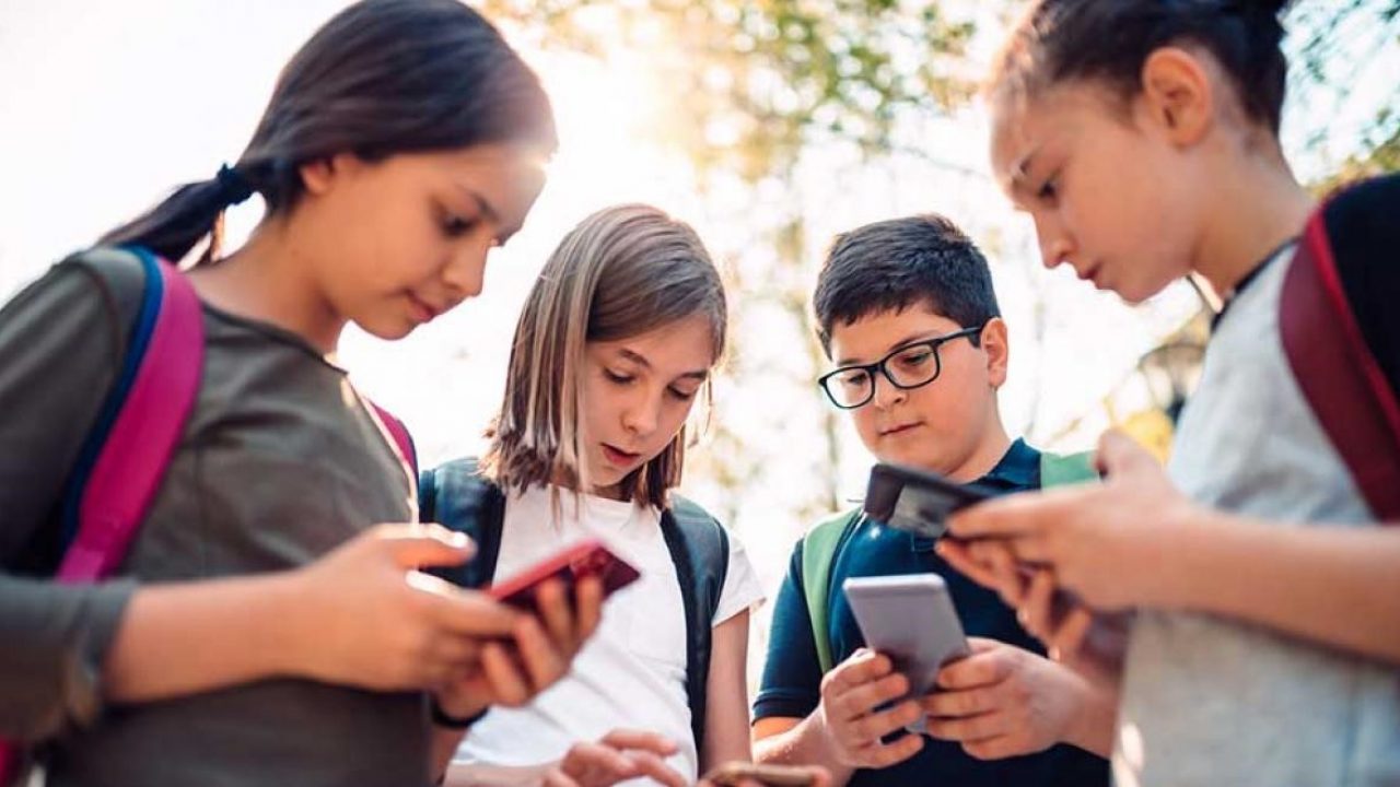 Alarmant! Câte ore petrec copiii români pe internet și cât de puțin timp mai stau cu părinții: Cifrele care îi vor speria pe toți adulții!