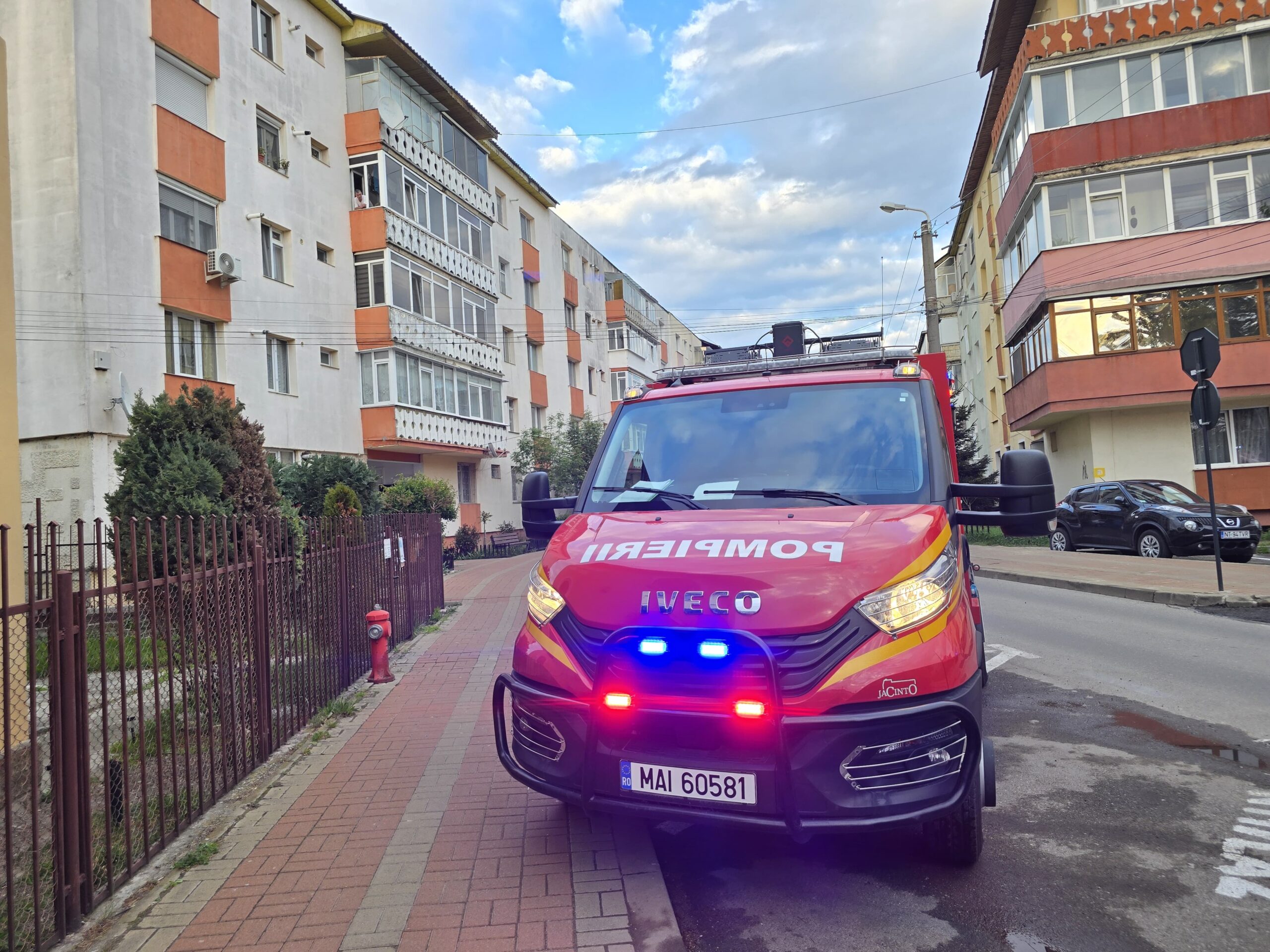 Panică totală într-un bloc! Ce au găsit pompierii în apartamentul unui locatar după apelul la 112
