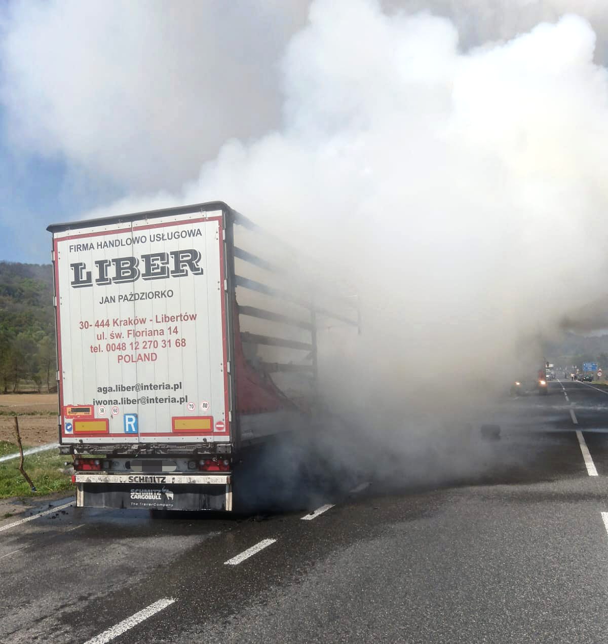 Dezastru! Un tir plin cu butelii a fost cuprins de flăcări. Ce au găsit pompierii ajunși la fața locului