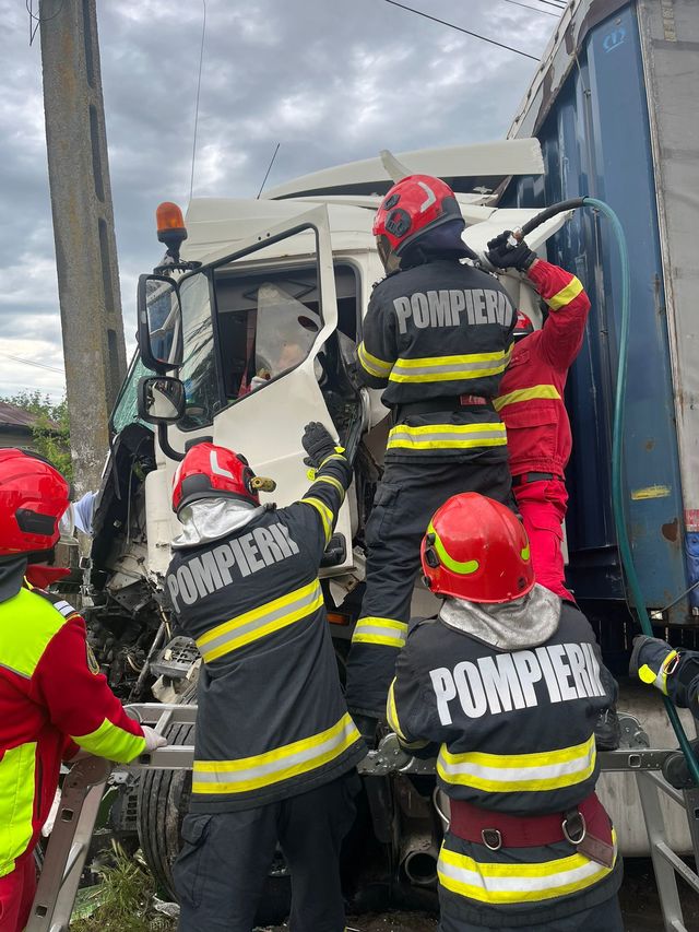 Prăpăd pe șosea! Impact violent între un TIR și un autobuz! Un bărbat rănit grav!