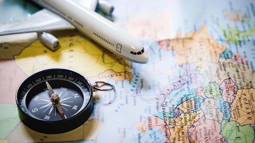 Travel Light în 2026: Tehnologia care transformă bagajul de mână într-un birou mobil