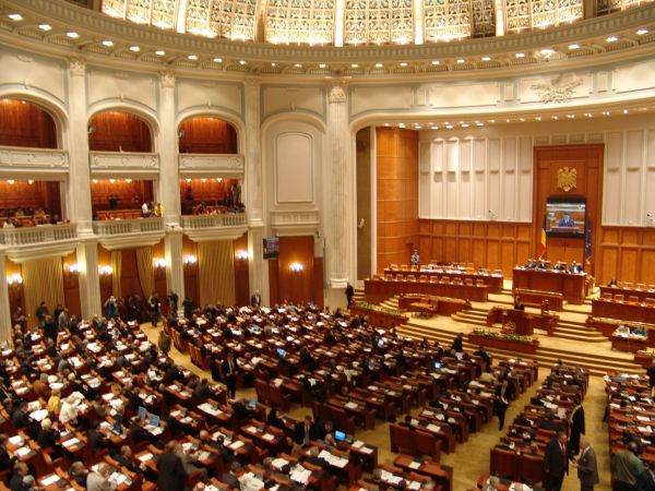 „Revolta cuprinde țara!” Dispute aprinse privind pozițiile lui Bolojan în negocierile politice