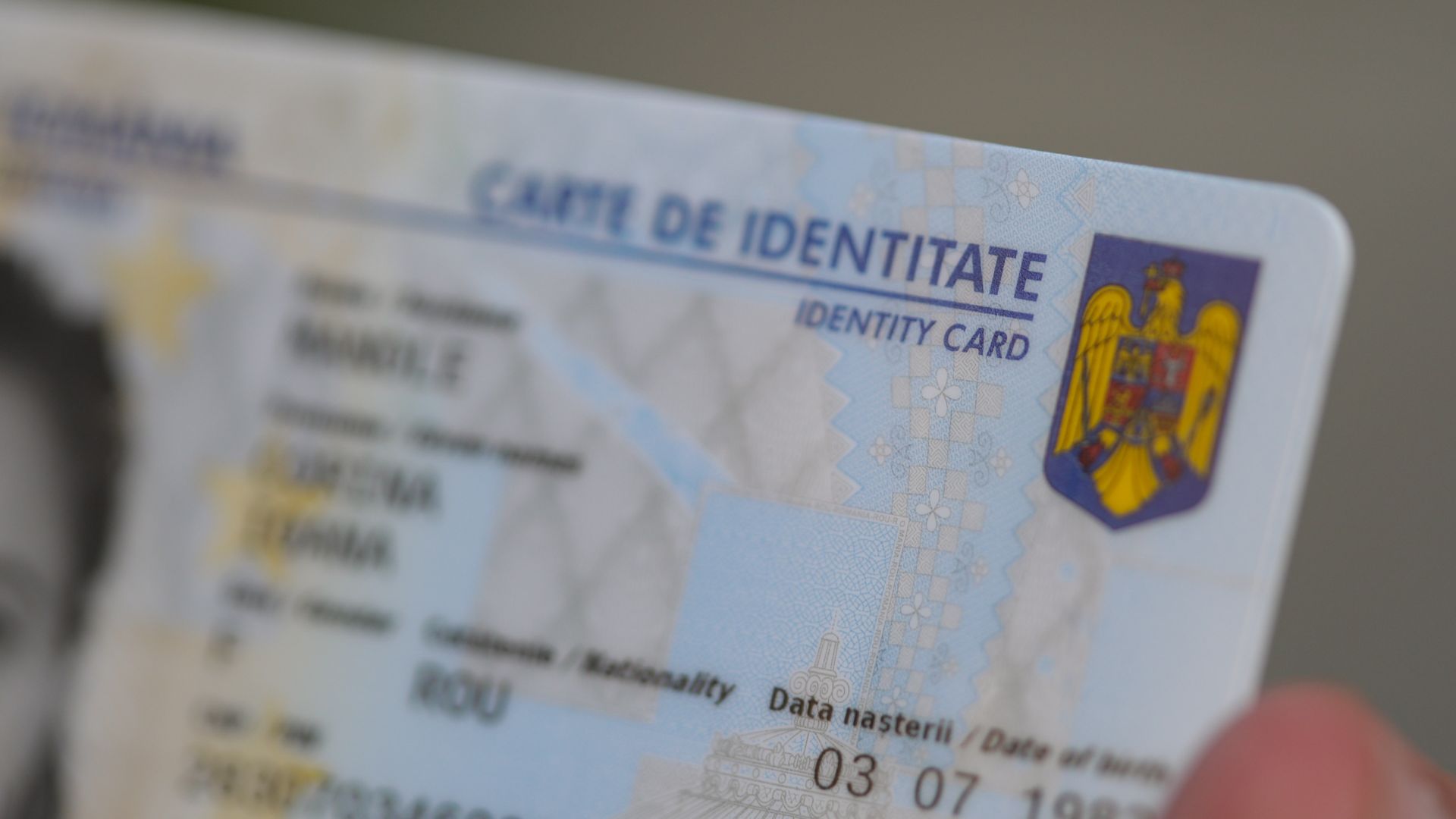 Veste uriașă pentru românii cu buletine noi! Amenda e de 3.000 de lei dacă ți se mai cere acest lucru la ghișeu!