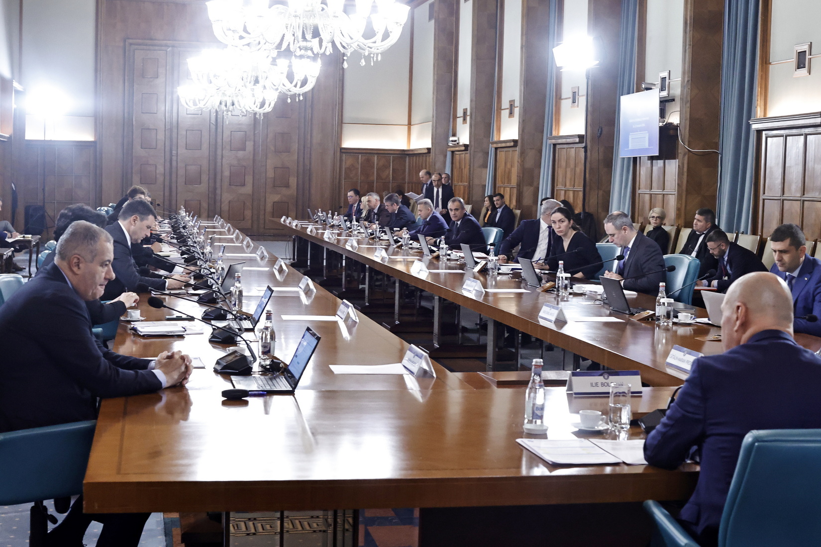 ULTIMA SUTĂ DE METRI! Mai sunt doar 3 zile până la vacanța parlamentară, iar România încă nu are Guvern. PSD încearcă să strângă ultimele voturi