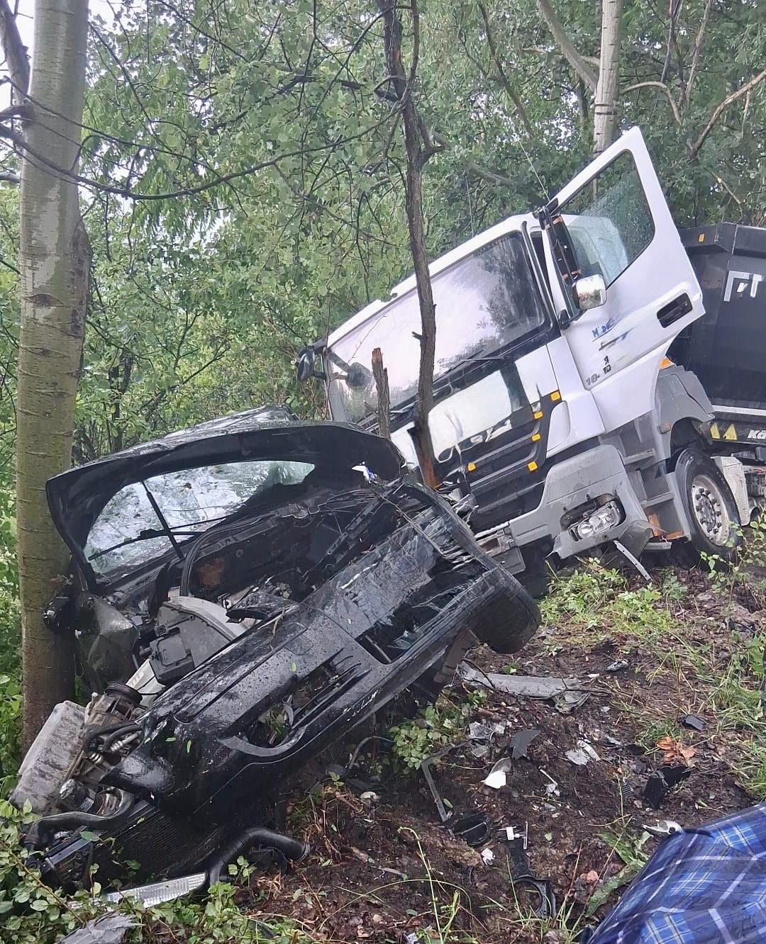 ACUM. Accident GRAV în Argeș! Impact devastator între o basculantă și un autoturism! Trei victime în STARE GRAVĂ!