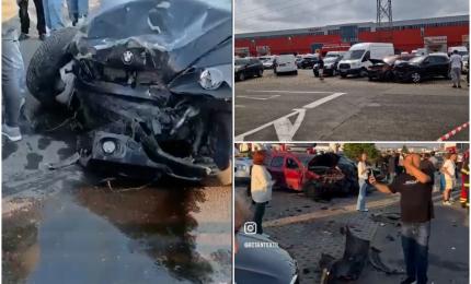 ACUM. DEZASTRU la intrarea într-un CENTRU COMERCIAL! O șoferiță a spulberat 12 mașini: Victime transportate de URGENȚĂ la spital!
